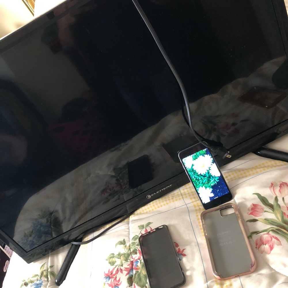iPhone 6 and element tv 32”